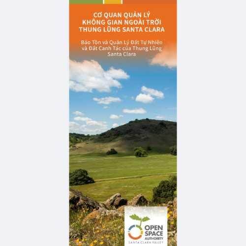 Brochure cover with a green landscape and hills and the words "CƠ QUAN QUẢN LÝ KHÔNG GIAN NGOÀI TRỜI THUNG LŨNG SANTA CLARA"